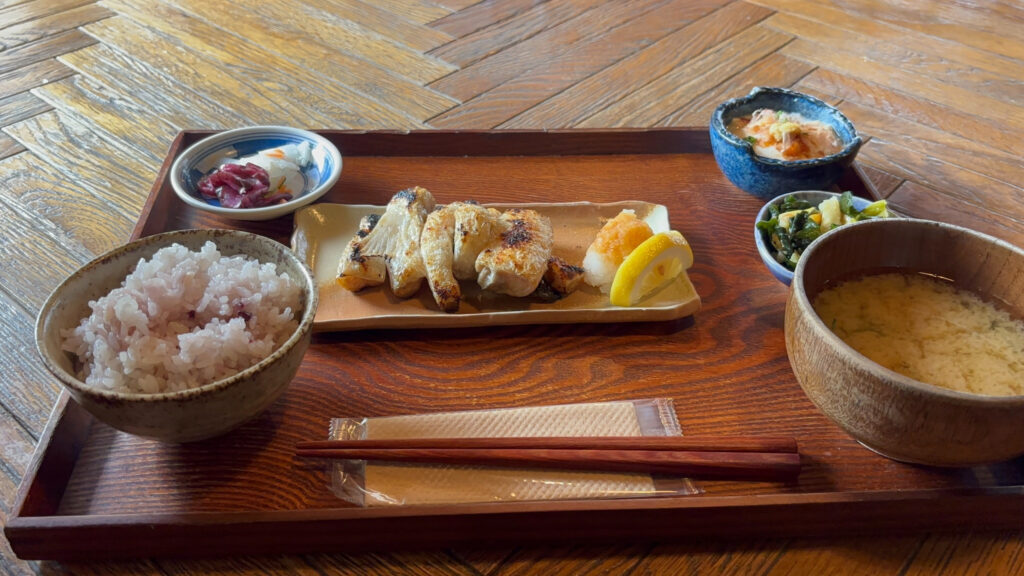炭焼きミンナミ食堂の炭火焼き定食