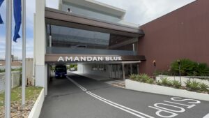 材木座海岸近くにあるアマンダンブルー鎌倉の外観