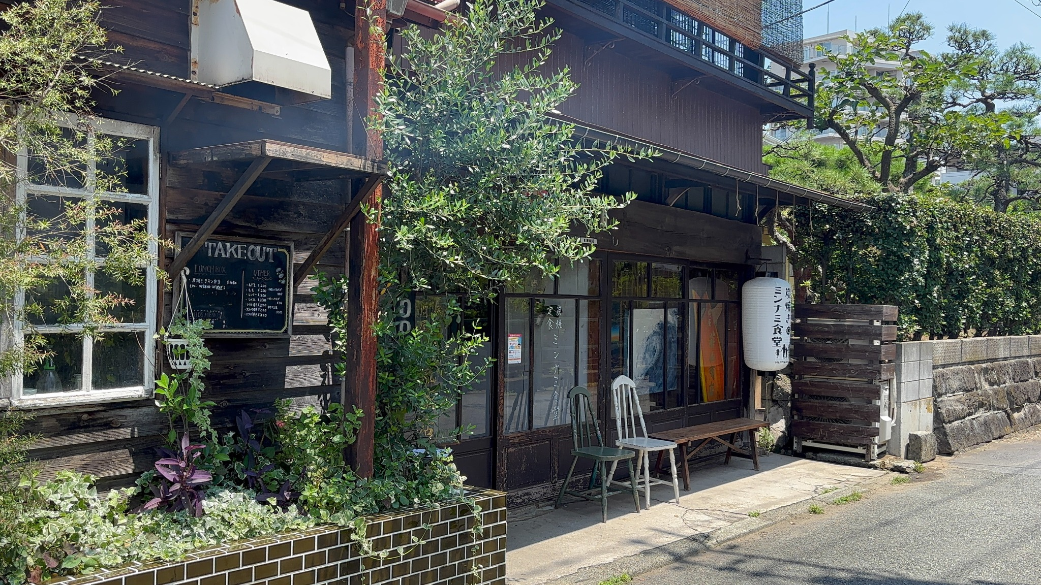 炭焼きミンナミ食堂の古民家風の外観