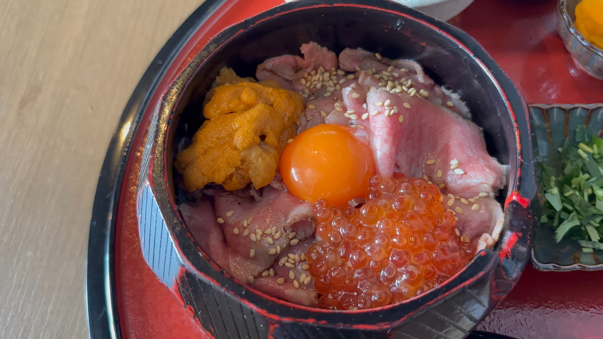 ローストビーフに卵黄、いくら、うにを合わせたひつまぶし