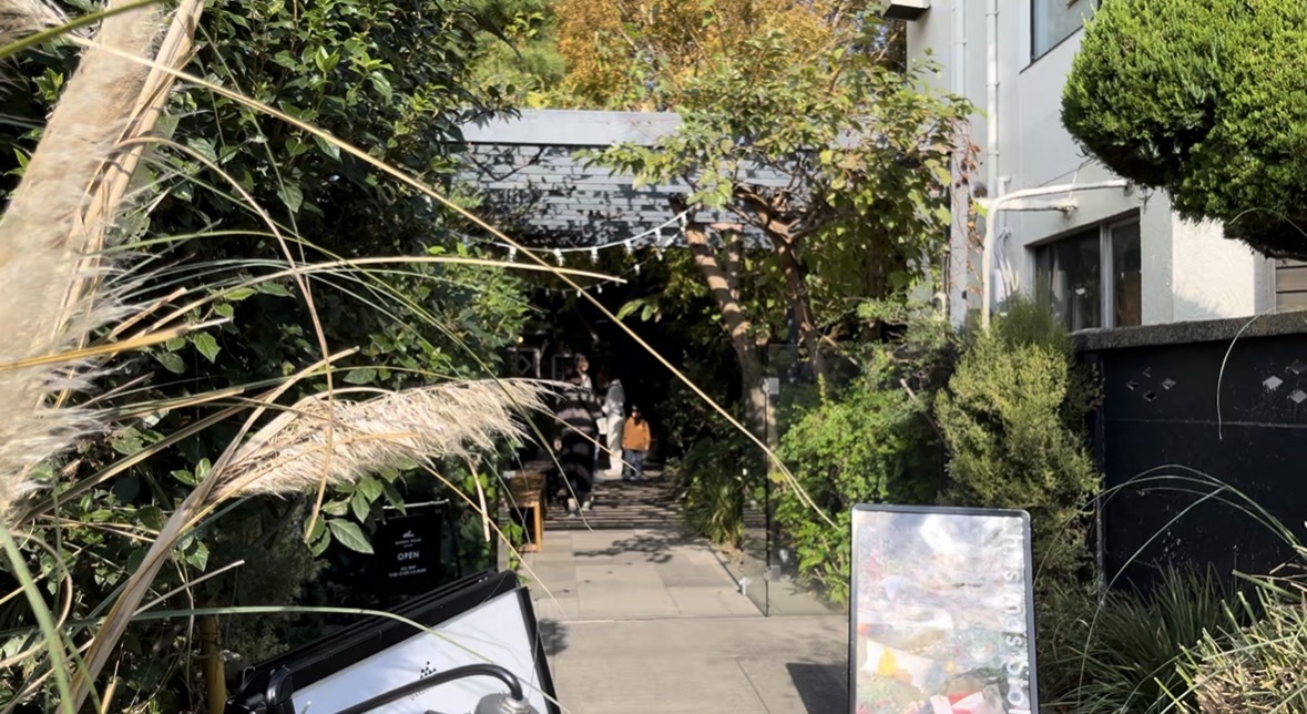 GARDEN HOUSE KAMAKURAの緑に囲まれた入口