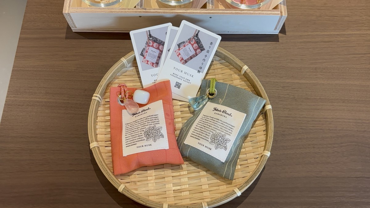 店内に飾られた二色のフレグランスサシェ