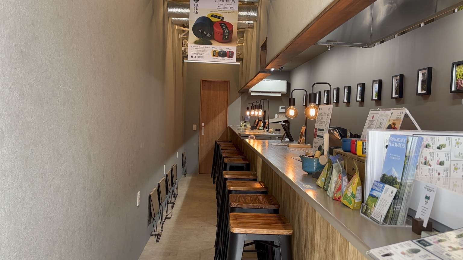豆と茶 鎌倉店のカウンター席