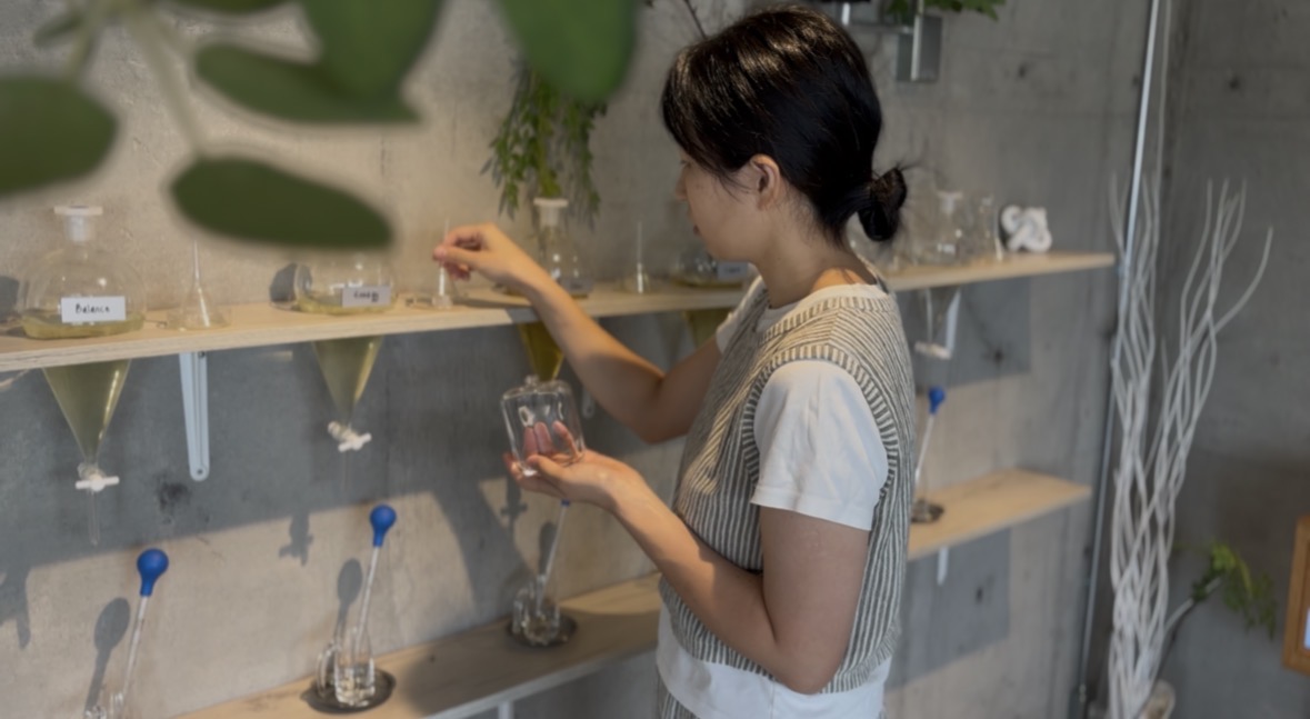 feel6 at gardenで香りを選ぶ様子