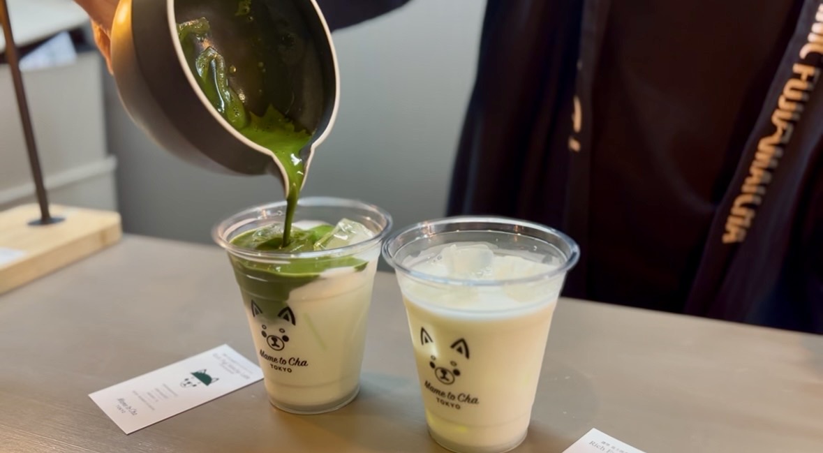 豆と茶 鎌倉店で抹茶を注ぐ様子