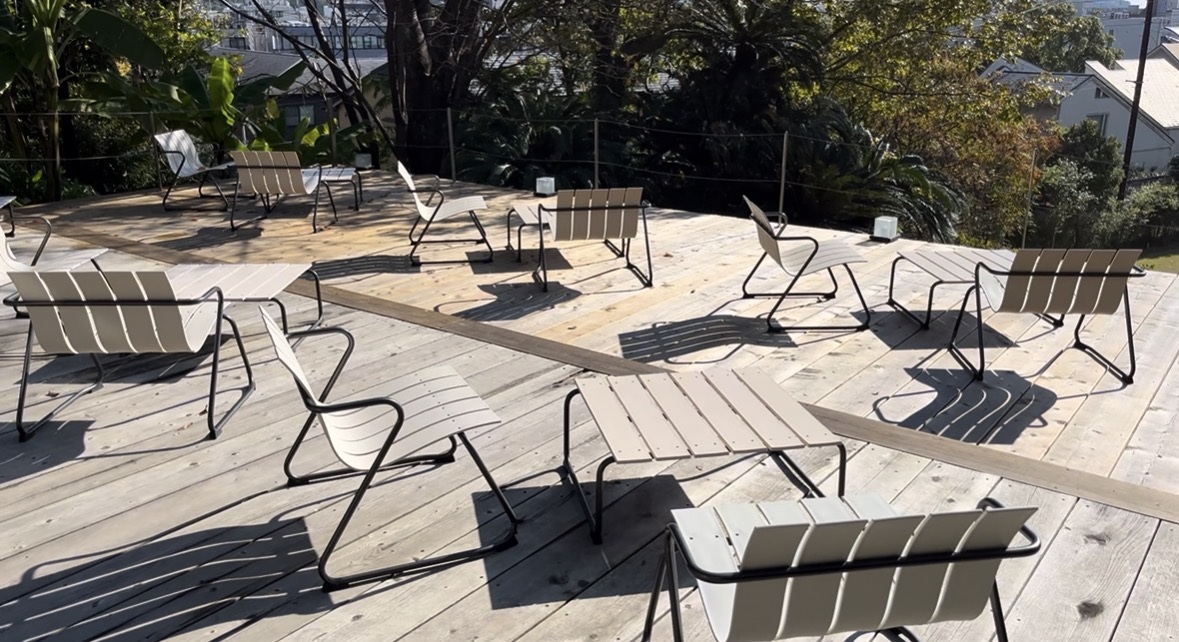 古我邸ガーデンカフェの木製テラス