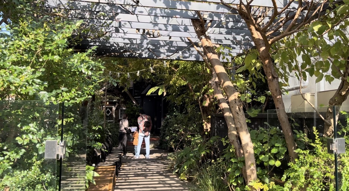GARDEN HOUSE KAMAKURAへ続く緑豊かなアプローチ