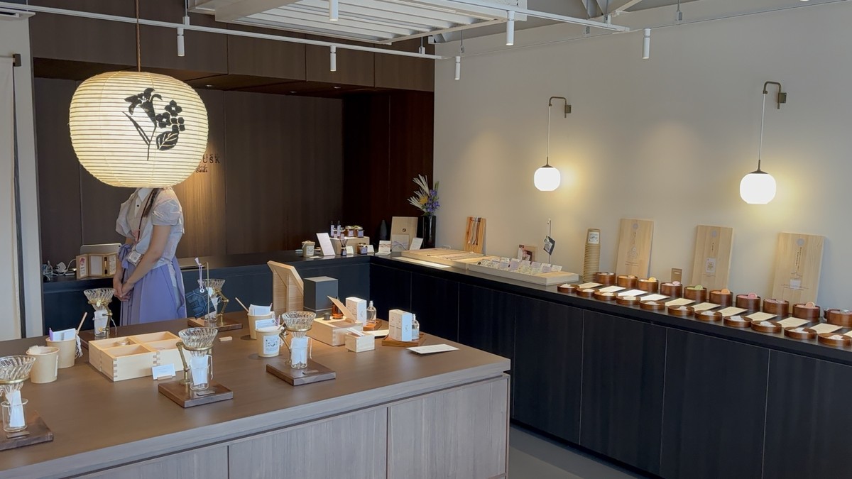 香りの見本が並ぶYOUR MUSKの店内