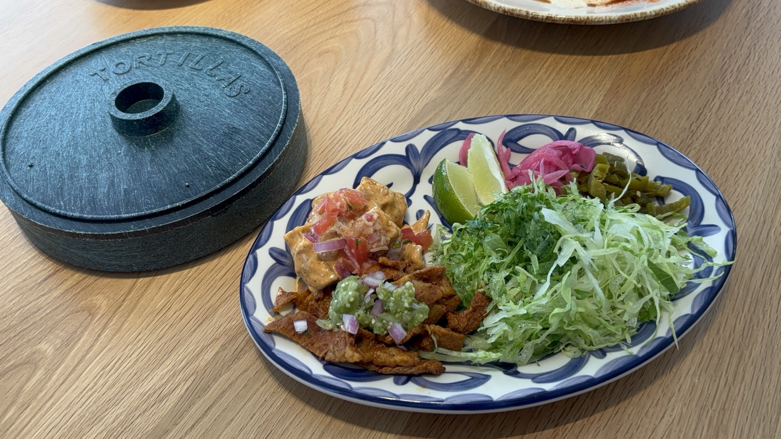 PIASTREランチのチキン&ポークタコス