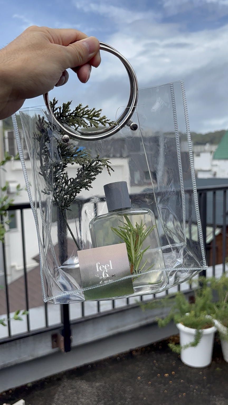 feel6 at gardenの植物入り香水とクリアバッグ