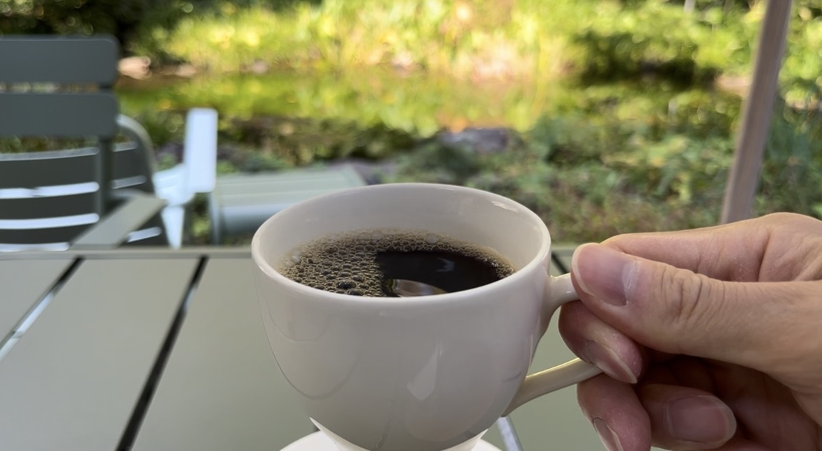 庭を眺めながら楽しむコーヒー