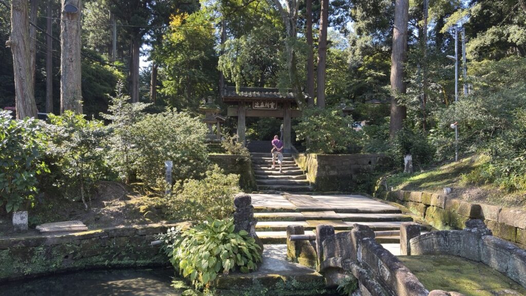 浄智寺の苔むした石橋と木々に囲まれた総門への石段