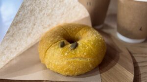 なみまちベーグルで今回いただいた黄色いベーグルと木のプレート