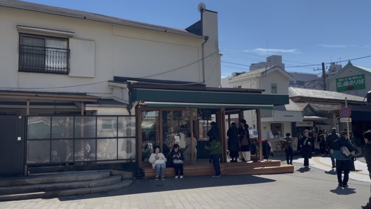 鎌倉駅西口広場の隣にある鎌倉茶々御成店の外観