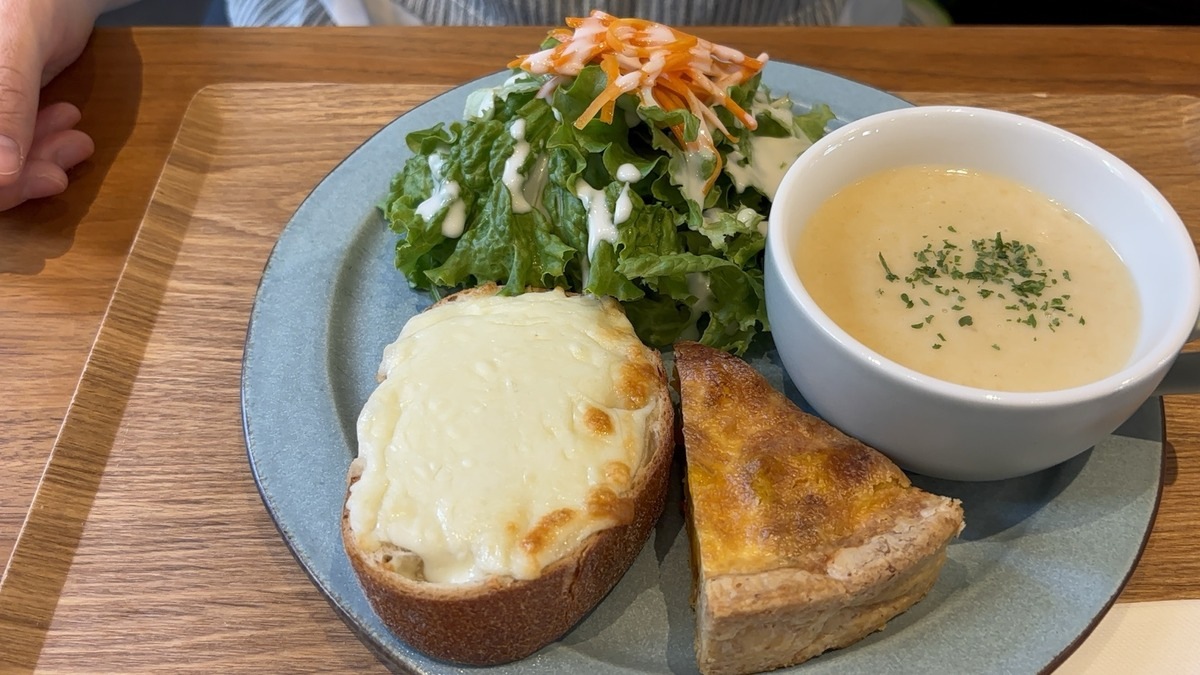 カフェココペで訪問時にいただいたトーストやサラダのプレートとスープ