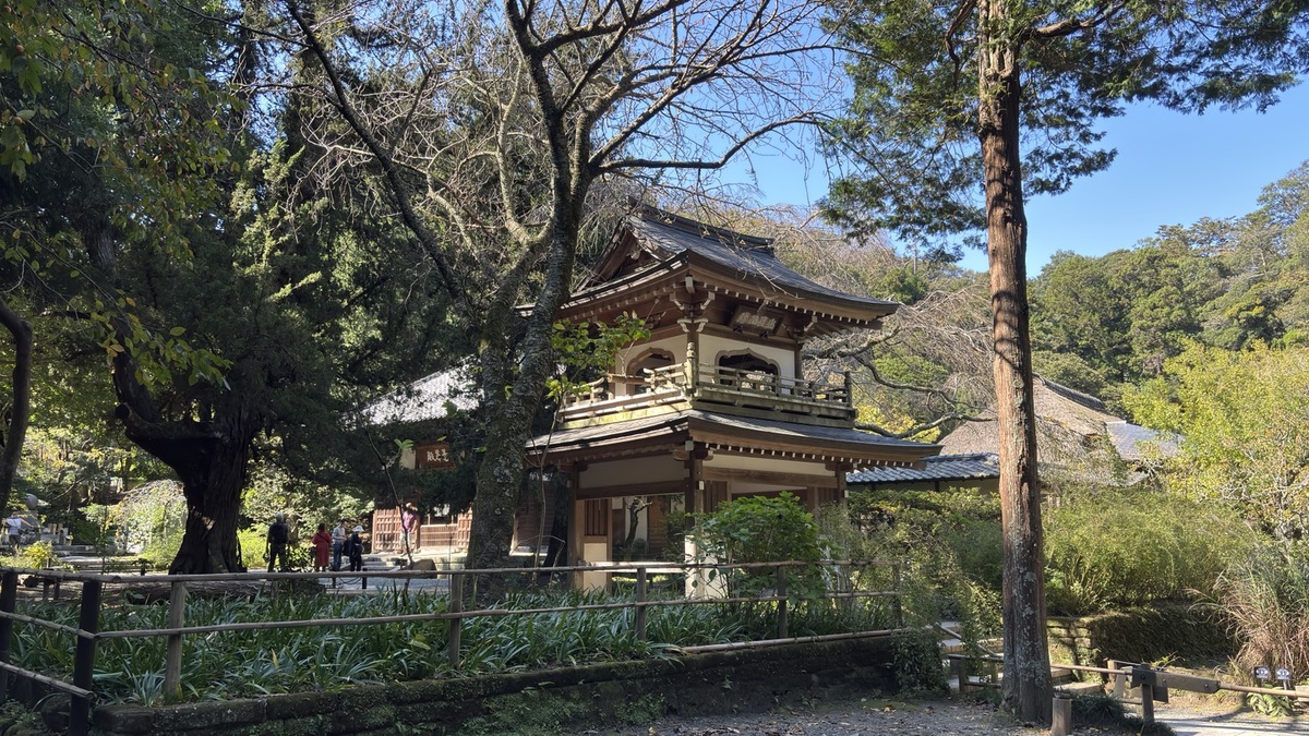 木々の間に立つ浄智寺の二層の鐘楼門