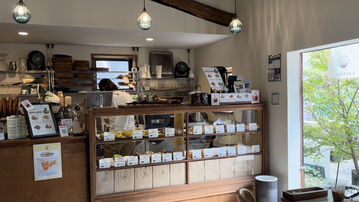 なみまちベーグルの木製ショーケースと店内のカウンター