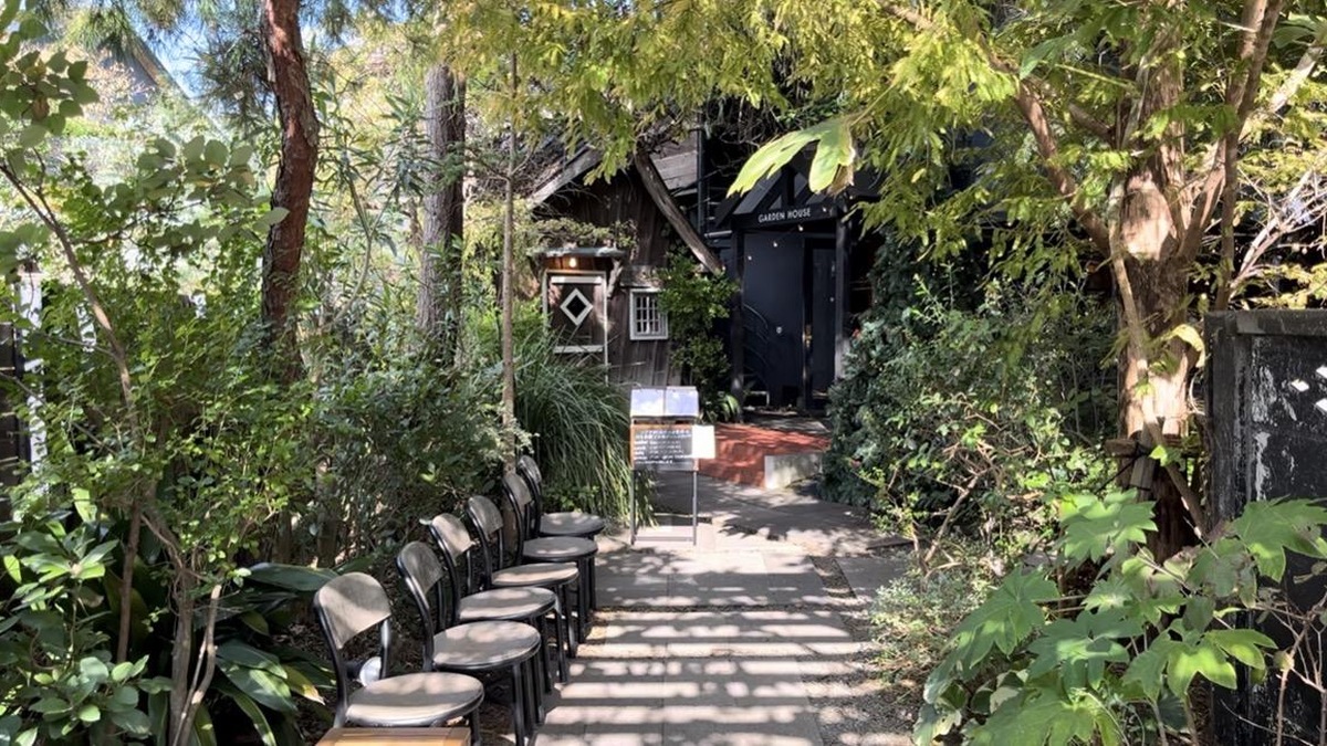 GARDEN HOUSE KAMAKURAの緑に囲まれたアプローチ