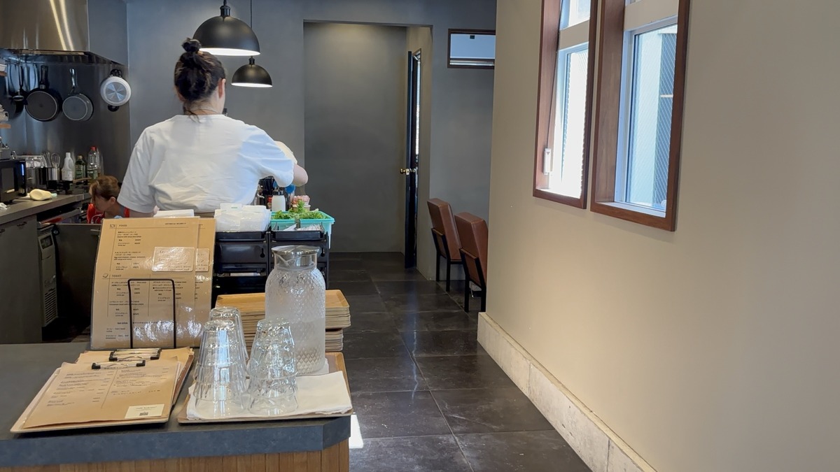 カフェココペの木製カウンターと奥のキッチン