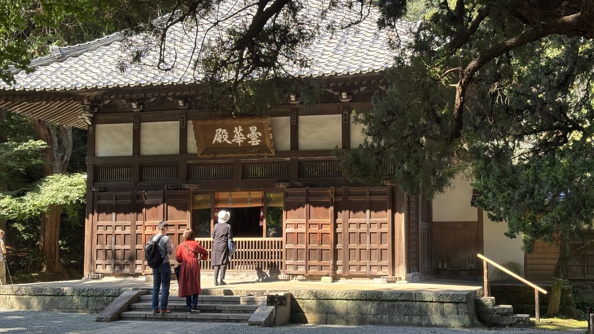 浄智寺の本堂曇華殿の扁額と参拝時の様子