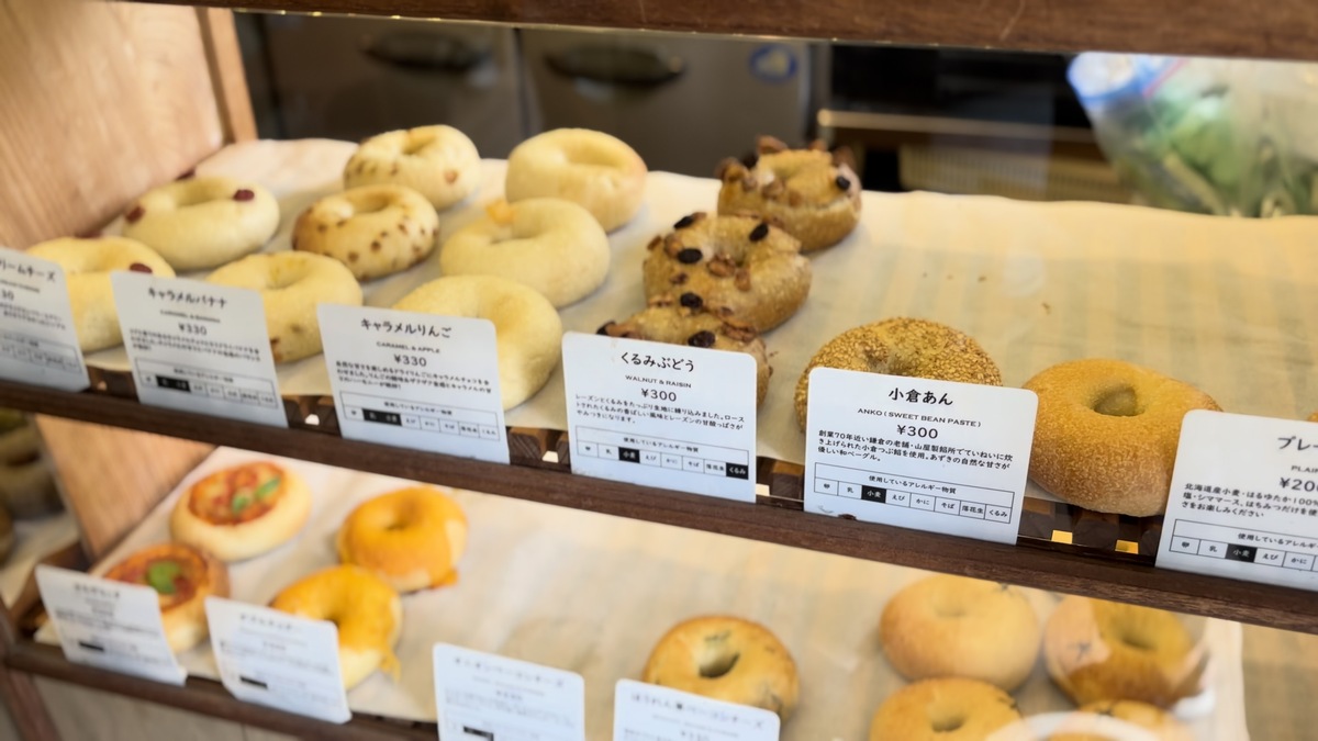 なみまちベーグルの店頭に並ぶキャラメルりんごやくるみぶどうなどのベーグル
