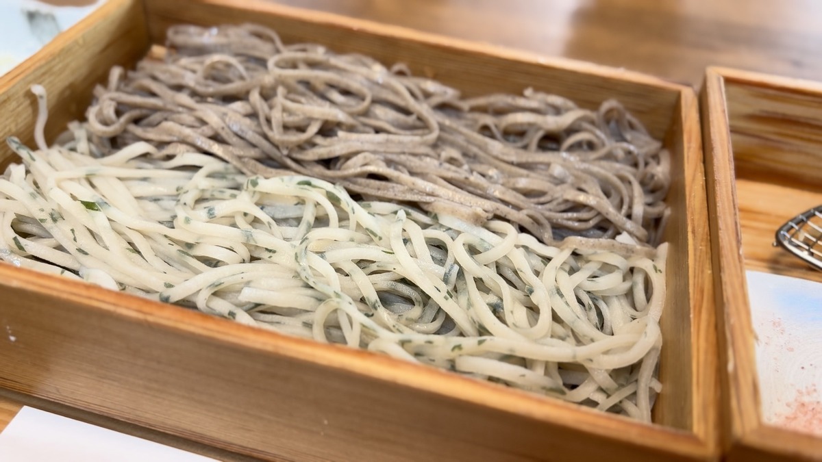 木のせいろに二色の蕎麦が盛られた古古の蕎麦