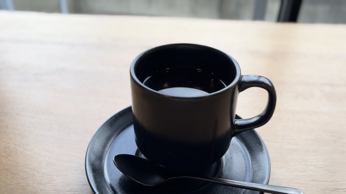 THE CIRCUS鎌倉店でいただいた黒いカップの温かいドリンク