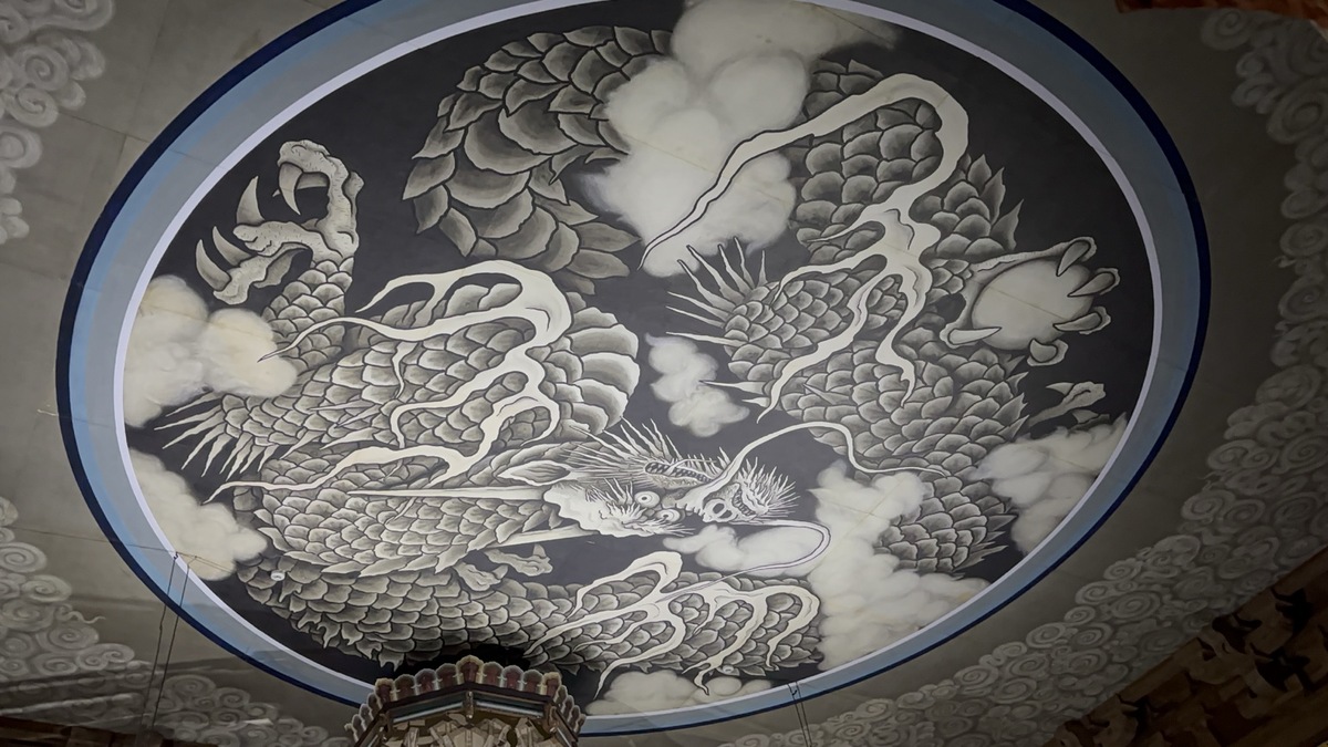 建長寺の法堂天井に描かれた小泉淳作の雲龍図
