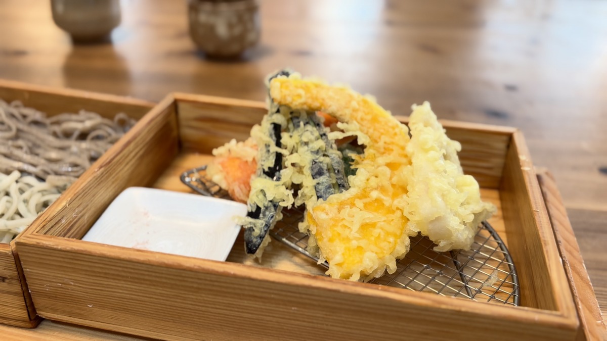 蕎麦に添えられた古古の天ぷら盛り合わせ
