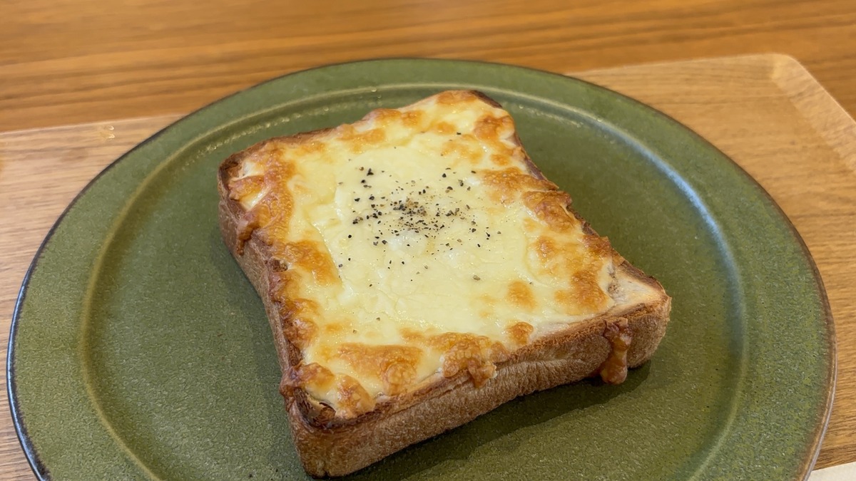 カフェココペでいただいたチーズをのせて焼いたトースト