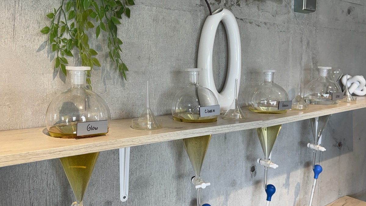 feel6 at gardenの店内に並ぶ香りのガラスボトル