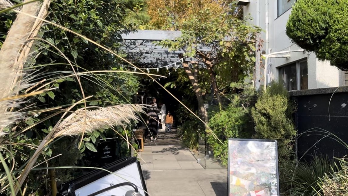 ガーデンハウス鎌倉の植物に囲まれたアプローチ