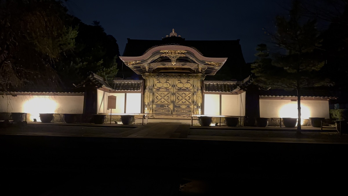 夜の光に照らされた建長寺唐門の金色の装飾