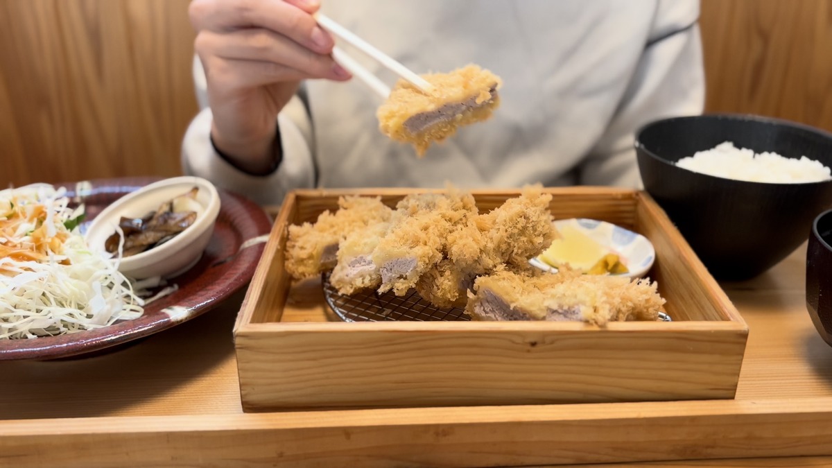 ご飯や付け合わせといただく古古のとんかつ料理