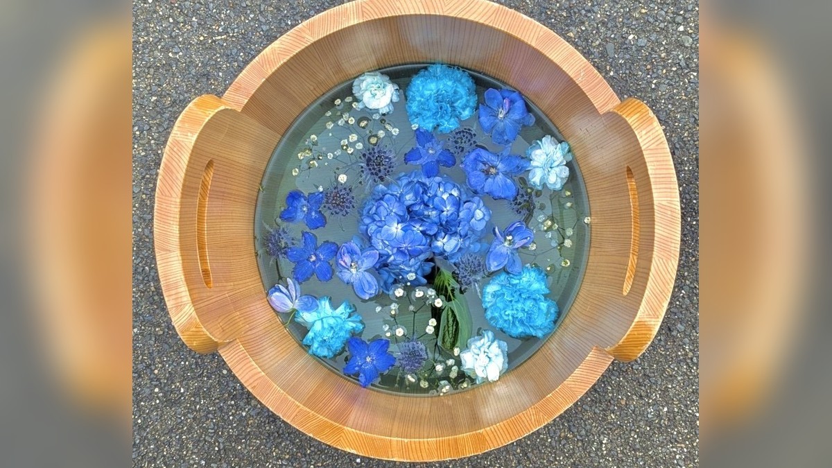 嵐湯鎌倉別邸の花が浮かぶ足湯